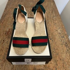 Gucci Beige Wedges with Green and Red Straps